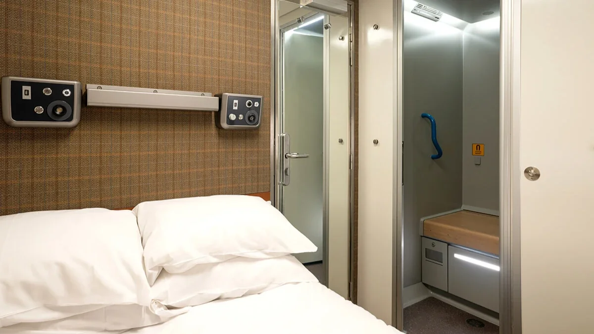 Caledonian Sleeper Caledonian Double room with a full-size double bed and en-suite